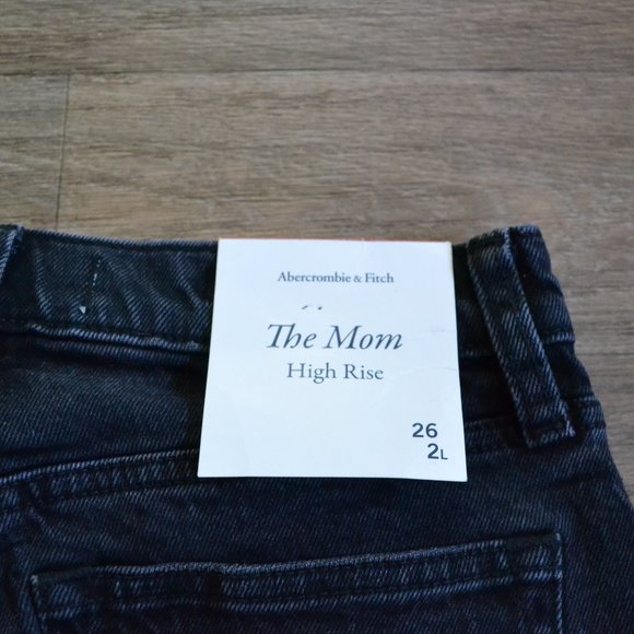 NWT Abercrombie The Mom Jean High Rise 90's Washed Black Jean Size 26 Long - Picture 5 of 7